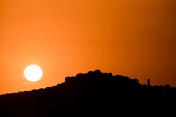 科西嘉岛巴莱涅地区圣安东尼诺古山村的轮廓后面 夕阳西下 — 图库照片