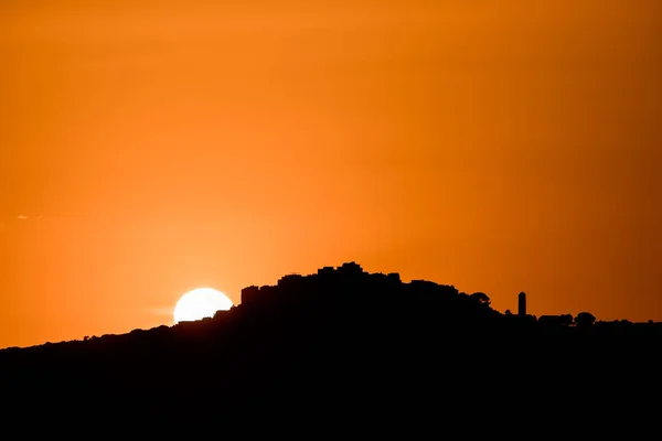 Puesta Sol Detrás Silueta Del Antiguo Pueblo Montaña Sant Antonino — Foto de Stock