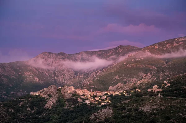 Nuvole Che Pendono Sulle Montagne Alle Spalle Dell Antico Villaggio — Foto Stock