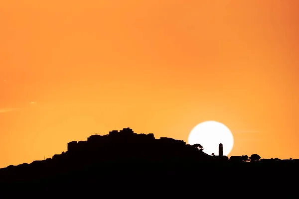 科西嘉岛巴莱涅地区圣安东尼诺古山村的轮廓后面 夕阳西下 — 图库照片