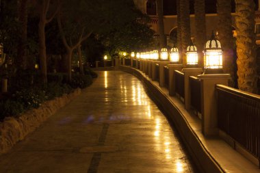 Boş patika ve fenerler gece fotoğraf