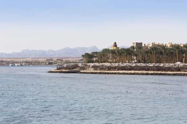 Un oasis de palmeras y vegetación. Embankment a lo largo de la playa en Makadi, Egipto —  Fotos de Stock