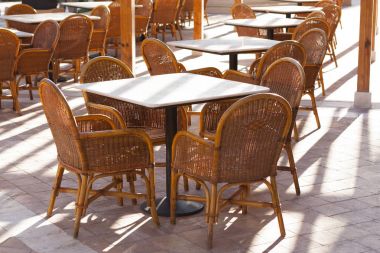 Bir açık hava restoranı fotoğraftaki ahşap masa