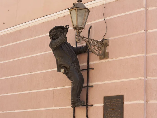 Skulptur av lamplighter "Farbror Kolya" på väggen i centrum av Uzhgorod Foto: Uzhgorod, Ukraina - 27 mars 2017 — Stockfoto