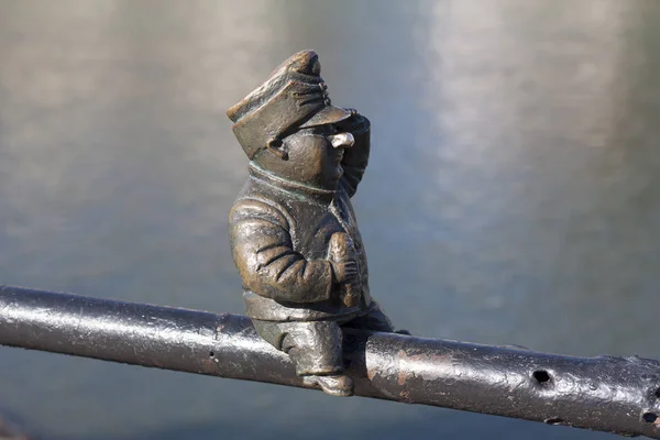 Mały brązowy posąg dobry żołnierza Szwejka dołączone do barierek Kyivska nabrzeże rzeki Uż w zdjęcie puszek Uzgorod Ukraina — Zdjęcie stockowe