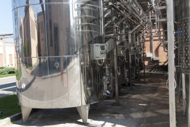 Metal krom fıçı şarap fotoğraf için. Paslanmaz Çelik borular ve varil şaraphane ekipman parçası olarak