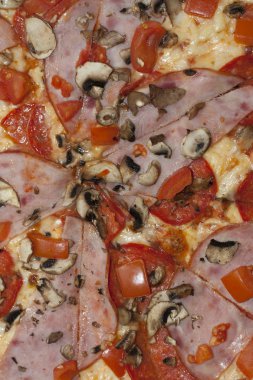 Geleneksel İtalyan pizzasında peynirli ve domatesli parma jambonu yaptım.