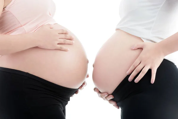 Δύο κοιλιές των εγκύων γυναικών που απομονώνονται σε λευκό φόντο — Φωτογραφία Αρχείου