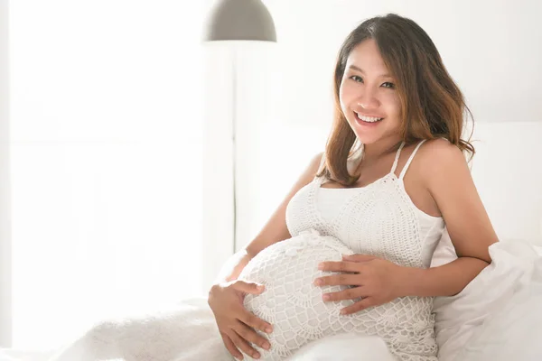 Happy pregnancy on sofa — Stock Photo, Image