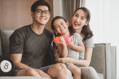 Mutlu anne ile kızı oturma odasında