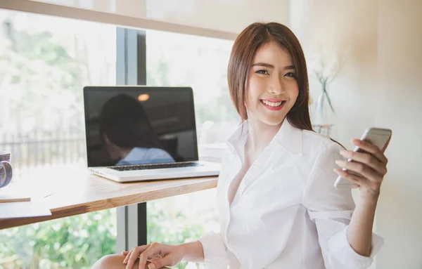 커피숍에서 나머지 동안 노트북에서 일 하는 아름 다운 미소와 매력적인 여자 — 스톡 사진