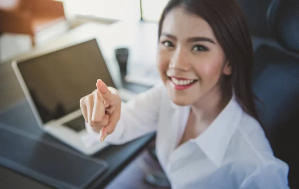 Young business woman touching the screen with her finger. — Stock Photo, Image