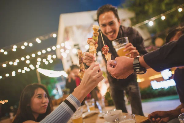Happy Group of friends toasting and drinking beer at bbq party — Stock Photo, Image