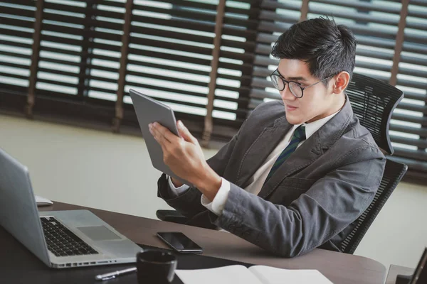 Empresário analisando gráficos de investimento — Fotografia de Stock