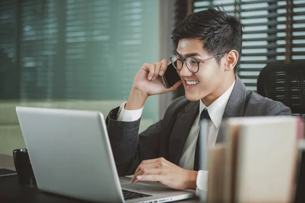 Empresario analizando gráficos de inversión — Foto de Stock