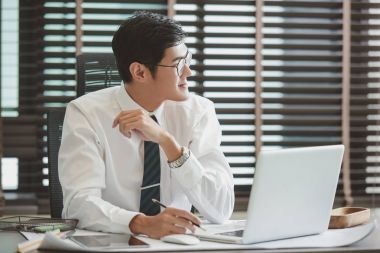 Dizüstü bilgisayarda çalışan iş adamı