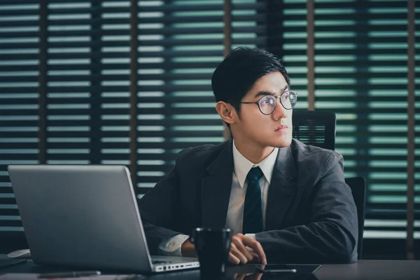 Uomo d'affari che lavora su laptop — Foto Stock