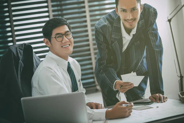 Socios comerciales discutiendo documentos — Foto de Stock