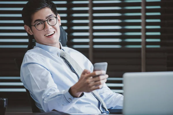 Empresario analizando gráficos de inversión — Foto de Stock