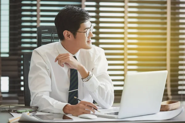 Dizüstü bilgisayarda çalışan iş adamı