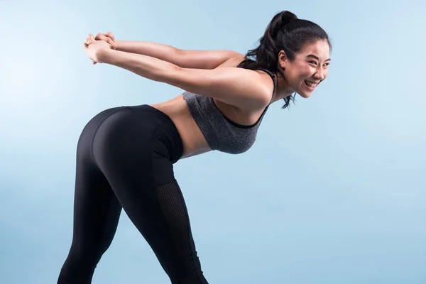 Fitness-Frau beim Stretching-Training, Aufwärmen vor dem Training. — Stockfoto