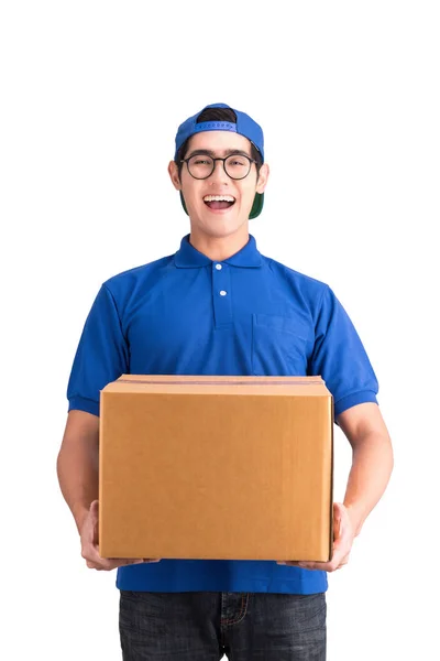 Χαρούμενα παράδοση από τον άνθρωπο. Χαρούμενος νεαρός courier κρατώντας ένα κουτί — Φωτογραφία Αρχείου