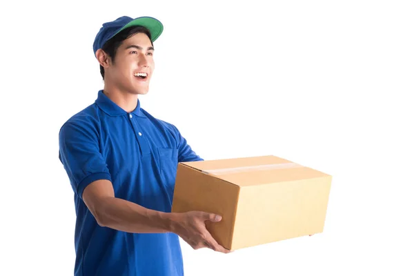 Un repartidor alegre. Feliz joven mensajero sosteniendo una caja de cartón —  Fotos de Stock