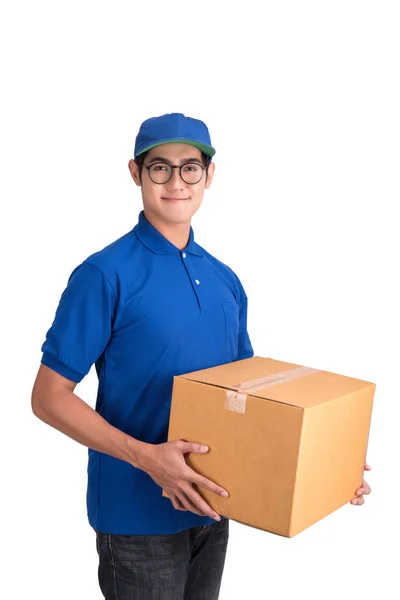 Χαρούμενα παράδοση από τον άνθρωπο. Χαρούμενος νεαρός courier κρατώντας ένα κουτί από χαρτόνι — Φωτογραφία Αρχείου