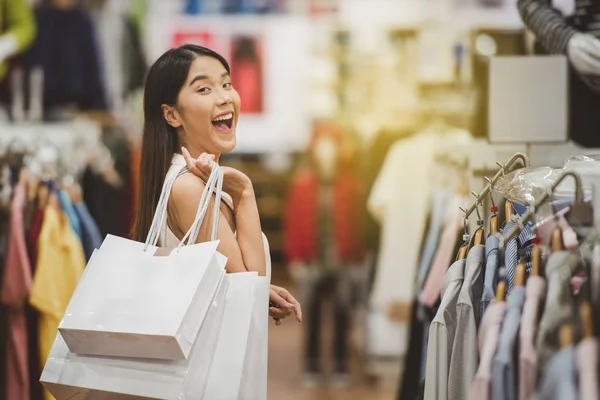 Gelukkige vrouw in winkelcentrum — Stockfoto