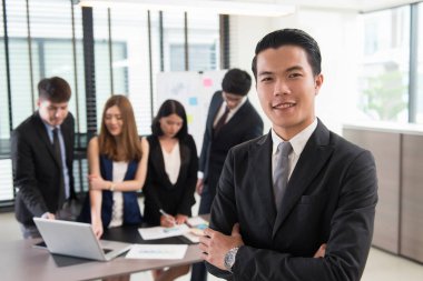 Office, ekip çalışması kavramı gülümseyen işadamı portresi.