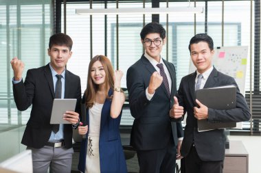 eller yükselterek ve o zaferini kutluyor gülümseyen iş takım