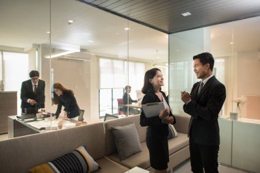 Modern ofis iş adamları. Asya işkadını ve busine