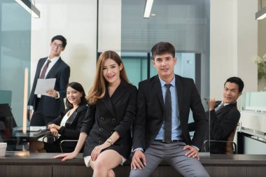 genç iş kişi grubunuz toplantı ve çalışma ofisinde