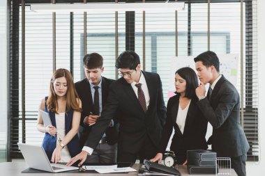 İş takım ofis, arkadaşları toplantıda dizüstü bilgisayar kullanarak bir