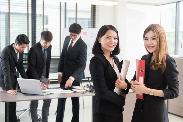 Portrait de deux femmes d'affaires souriantes en fonction . — Photo