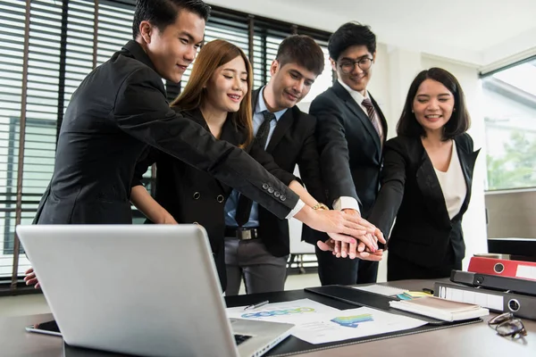 Empresarios asiáticos están trabajando en un gran proyecto. Y superposición — Foto de Stock