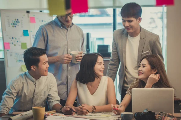 Gente de negocios asiáticos trabajando juntos en la oficina, Imagen tonificada . — Foto de Stock