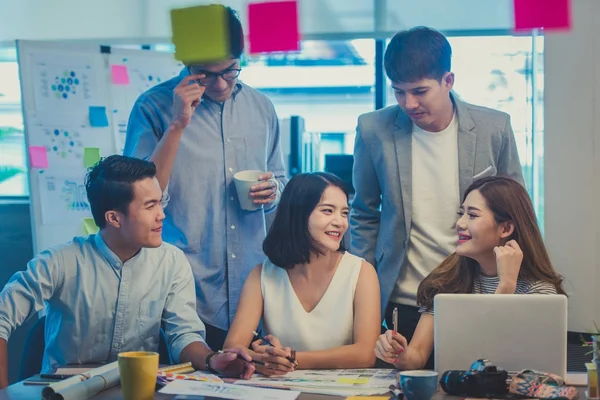 Gente de negocios asiáticos trabajando juntos en la oficina, Imagen tonificada . — Foto de Stock