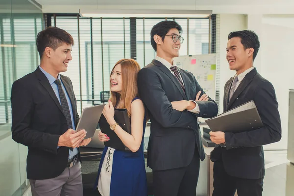 Reunión de empresarios asiáticos en la oficina, liderazgo del equipo, T — Foto de Stock