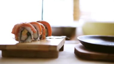 Balık parçaları Fried pirinç, bir rulo vardır. Somon Roll hazırlanması
