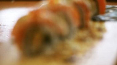 Balık parçaları Fried pirinç, bir rulo vardır. Somon Roll hazırlanması