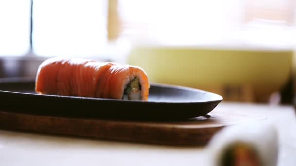 Los Trozos Pescado Fríen Rollo Arroz Preparación Rollo Con Salmón — Vídeos de Stock