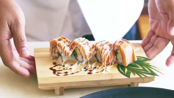 Chef Hace Rollo Sushi — Vídeos de Stock