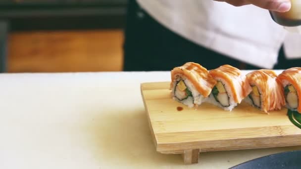 Chef Faz Rolo Sushi — Vídeo de Stock