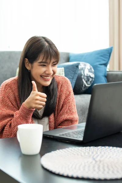 아시아인 여성은 가정에서 태블릿 컴퓨터로 일하고 주말을 집에서 일하는 즐긴다 — 스톡 사진