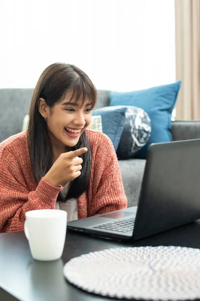 아시아인 여성은 가정에서 태블릿 컴퓨터로 일하고 주말을 집에서 일하는 즐긴다 — 스톡 사진