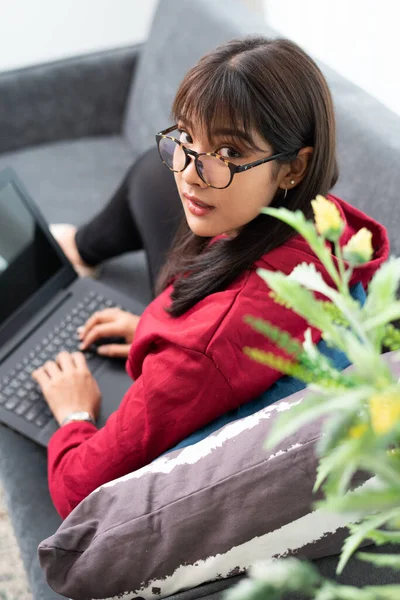 Νεαρή Ασιάτισσα Εργάζεται Από Σπίτι Στον Υπολογιστή Tablet Απολαμβάνει Πρωινό — Φωτογραφία Αρχείου