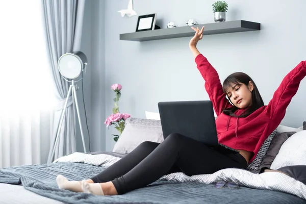 年轻的亚洲女人从家里在平板电脑上工作 享受周末的快乐 从家里开始工作 — 图库照片
