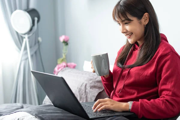 Ung Asiatisk Kvinna Arbetar Hemifrån Surfplatta Dator Njuter Morgonen Helgen — Stockfoto