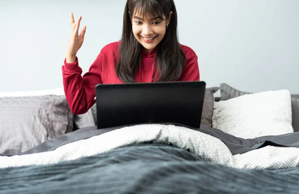 아시아인 여성은 가정에서 태블릿 컴퓨터로 일하고 주말을 집에서 일하는 즐긴다 — 스톡 사진